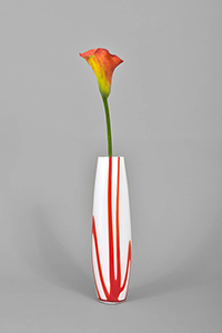 the vase in dialogue with the flower